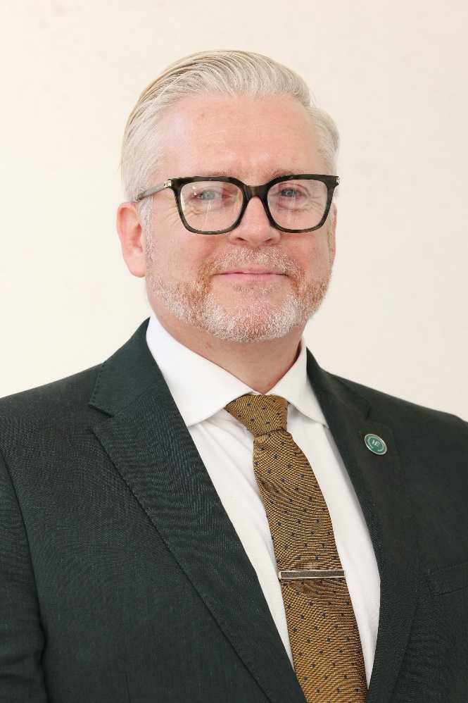 A person wearing glasses and a suit

AI-generated content may be incorrect.